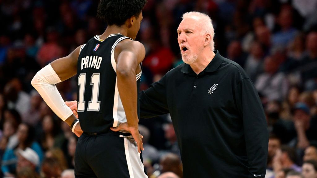 Getty Images /  Eakin Howard / Na zdjęciu: Joshua Primo i Gregg Popovich