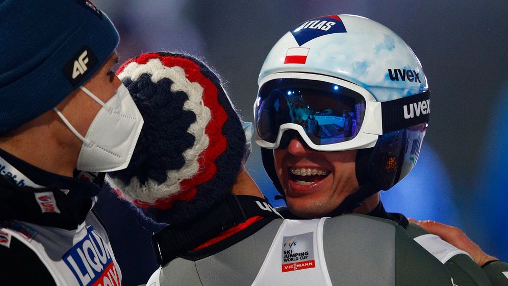 Kamil Stoch w objęciach Andrzeja Stękały