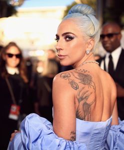 Lady Gaga leży w wannie. Poza nie jest przypadkowa