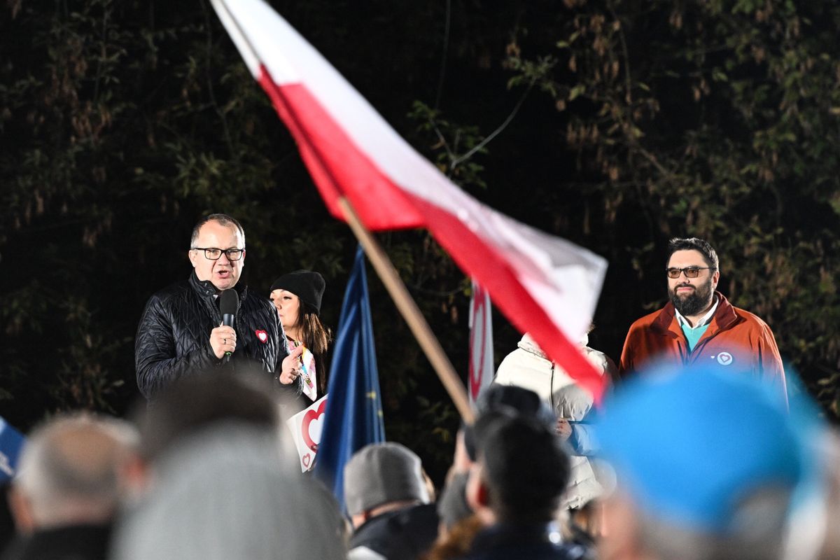 Manifestacja przed budynkiem, gdzie trwa debata wyborcza