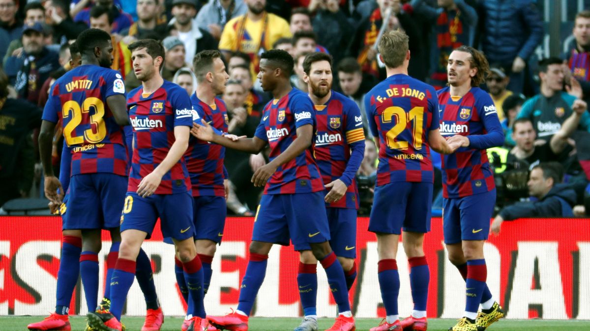 PAP/EPA / TONI ALBIR / Na zdjęciu: piłkarze FC Barcelona
