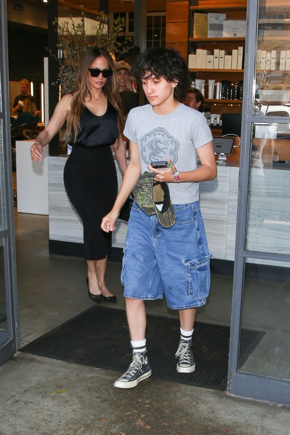 *EXCLUSIVE* Jennifer Lopez enjoys a special mother-daughter day with Emme
The Hollywood JR/HeadToToeCelebs / BACKGRID / Backgrid USA / Forum
Jennifer Lopez, Emme Maribel Muñiz, Daughter, Family Time, Quality Time, Girls Day, Mother, Lunch, Hair Salon, Beverly Hills, Black Outfit, Dress, Flats, Mini Bag, Street Style, Fashion, Shades