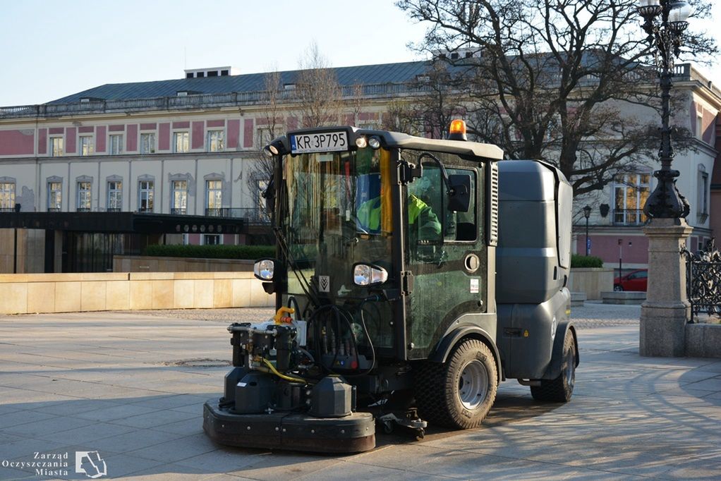 Warszawa. Szorowarka czyści chodnik na Krakowskim Przedmieściu