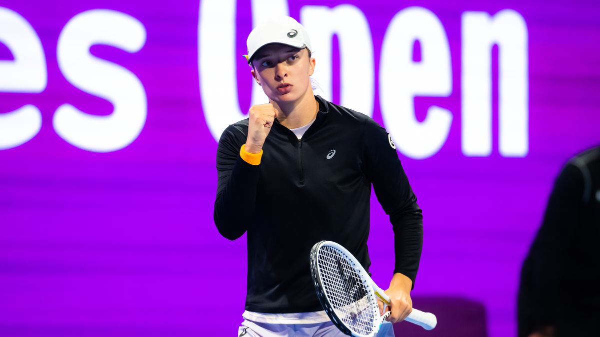 DOHA, QATAR - FEBRUARY 15: Iga Swiatek of Poland in action against Danielle Collins of the United States during her second round match on Day 3 of the Qatar TotalEnergies Open at the Khalifa International Tennis and Squash Complex on February 15, 2023 in Doha, Qatar (Photo by Robert Prange/Getty Images)