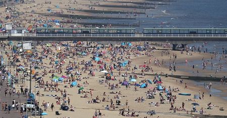 Dziesiątki tysięcy ludzi na plażach. Ignorują wszystkie zakazy