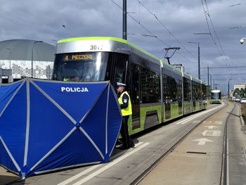 Tragedia w Olsztynie. Rowerzystka potrącona przez tramwaj na przejeździe. Mimo reanimacji nie udało się jej uratować