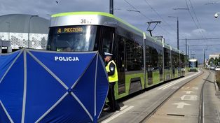 Tragedia w Olsztynie. Rowerzystka potrącona przez tramwaj na przejeździe. Mimo reanimacji nie udało się jej uratować