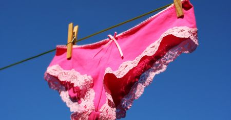 Mała kokardka z przodu majtek. Nie każdy wie, do czego służy