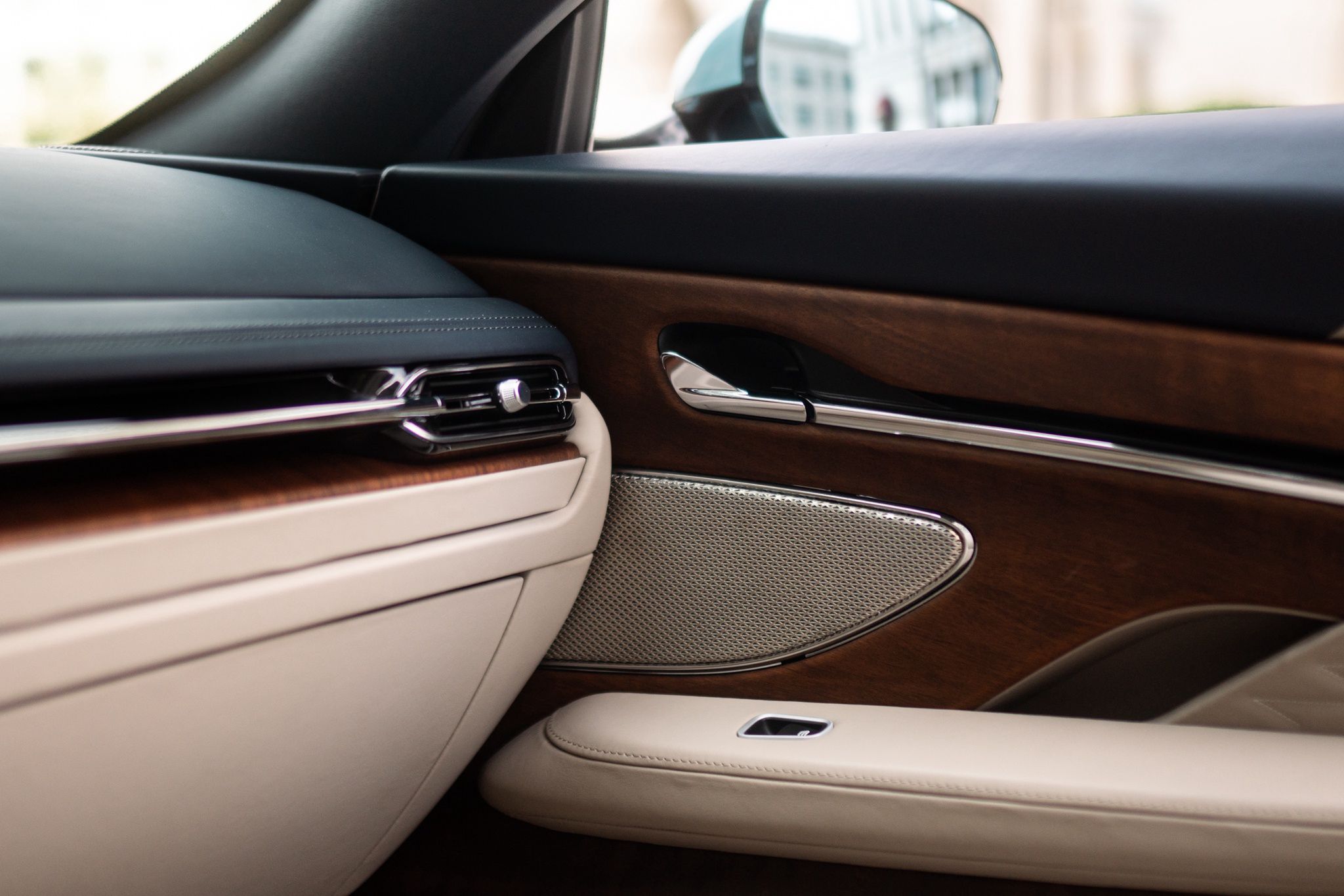 Aston Martin DB12 Volante