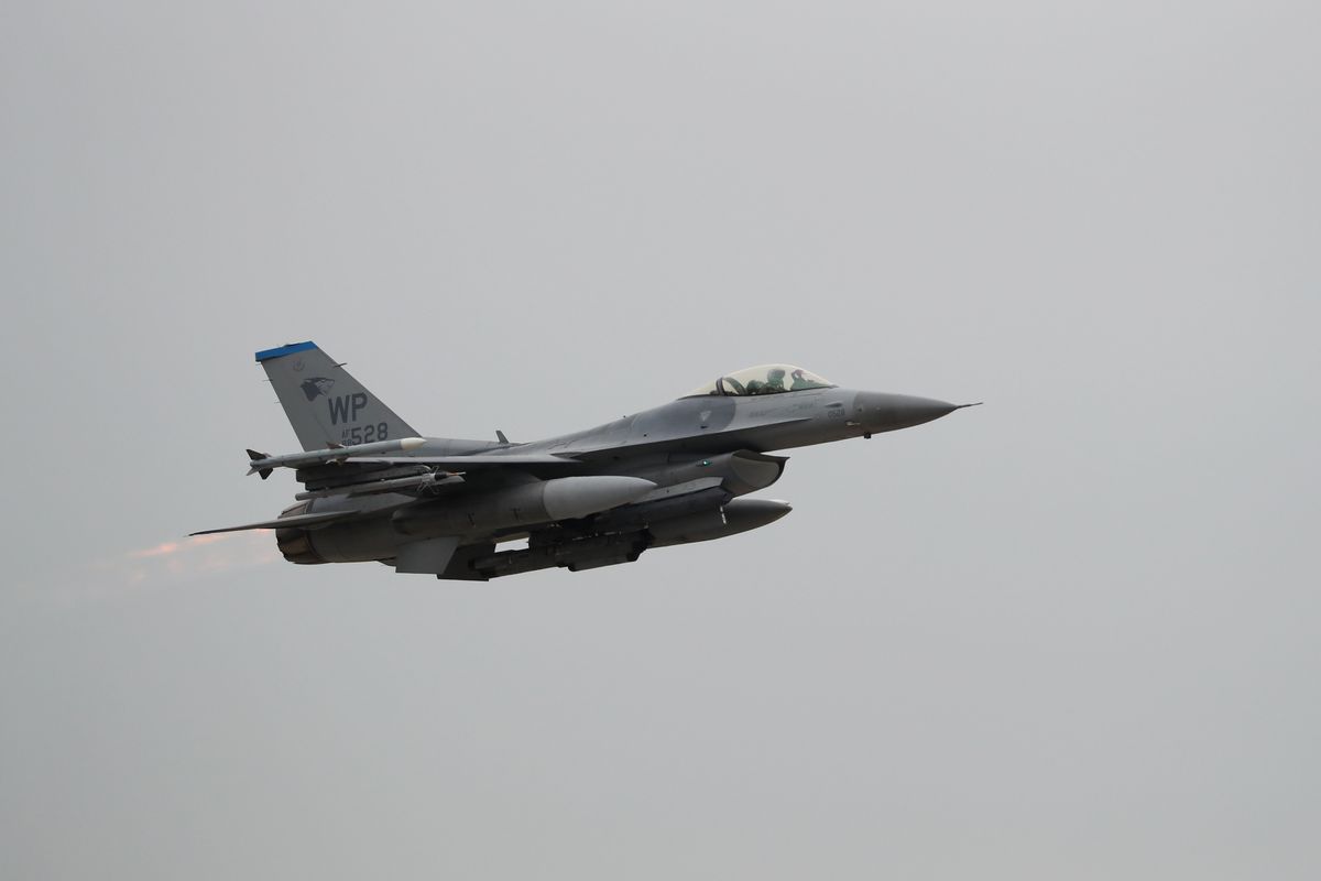 Amerykański myśliwiec F-16 Fighting Falcon podczas dwustronnych ćwiczeń między siłami powietrznymi Korei Południowej i USA. Zdjęcie ilustracyjne