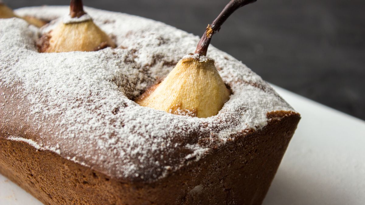 Ciasto z całymi gruszkami to pomysł na rodzinny deser