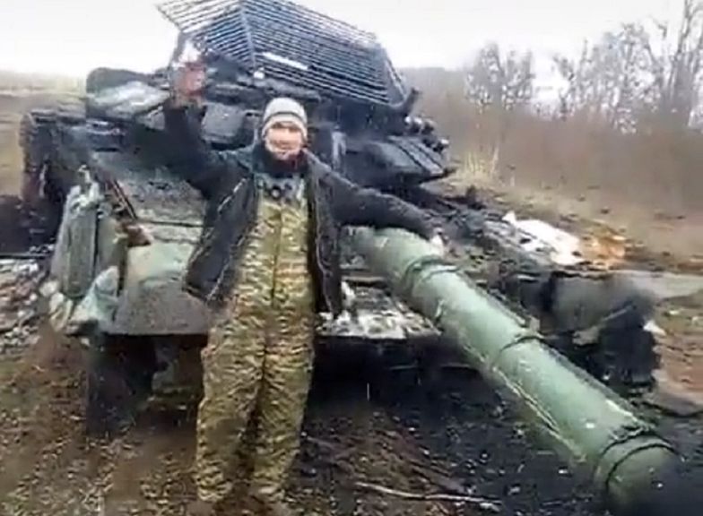 Ukraińcy radośnie pobiegli do rosyjskich czołgów. Oto co z nich zostało
