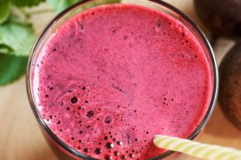 Pij codziennie szklankę przed śniadaniem. Wspomaga regenerację wątroby, reguluje trawienie