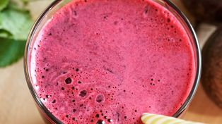 Pij codziennie szklankę przed śniadaniem. Wspomaga regenerację wątroby, reguluje trawienie