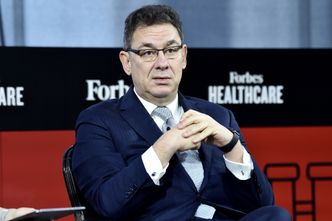 Szef Pfizera sprzedaje akcje w dniu ogłoszenia sukcesu. Firma się tłumaczy