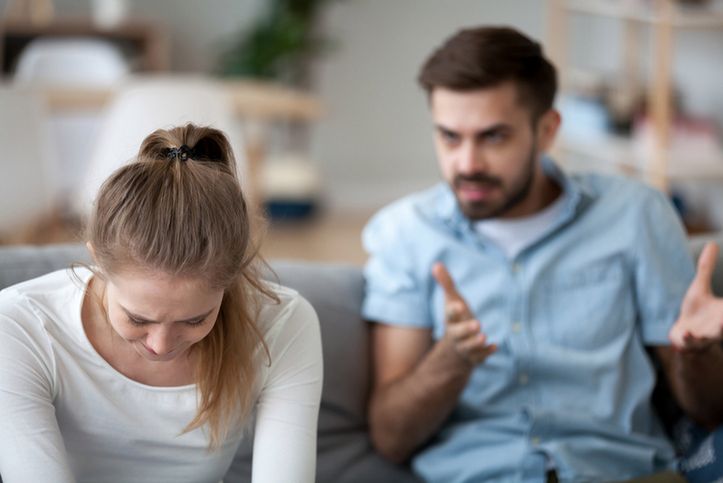 Czym przejawia się przemoc psychiczna w małżeństwie? Poznaj przyczyny i skutki znęcania psychicznego