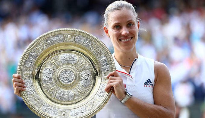 Znalezione obrazy dla zapytania andÅ¼elika kerber z trofeum wimbledon 2018