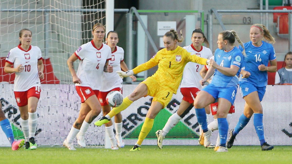 PAP / Jacek Praszkiewicz / Na zdjęciu: mecz Polska - Islandia. Wykopuje Kinga Szemik