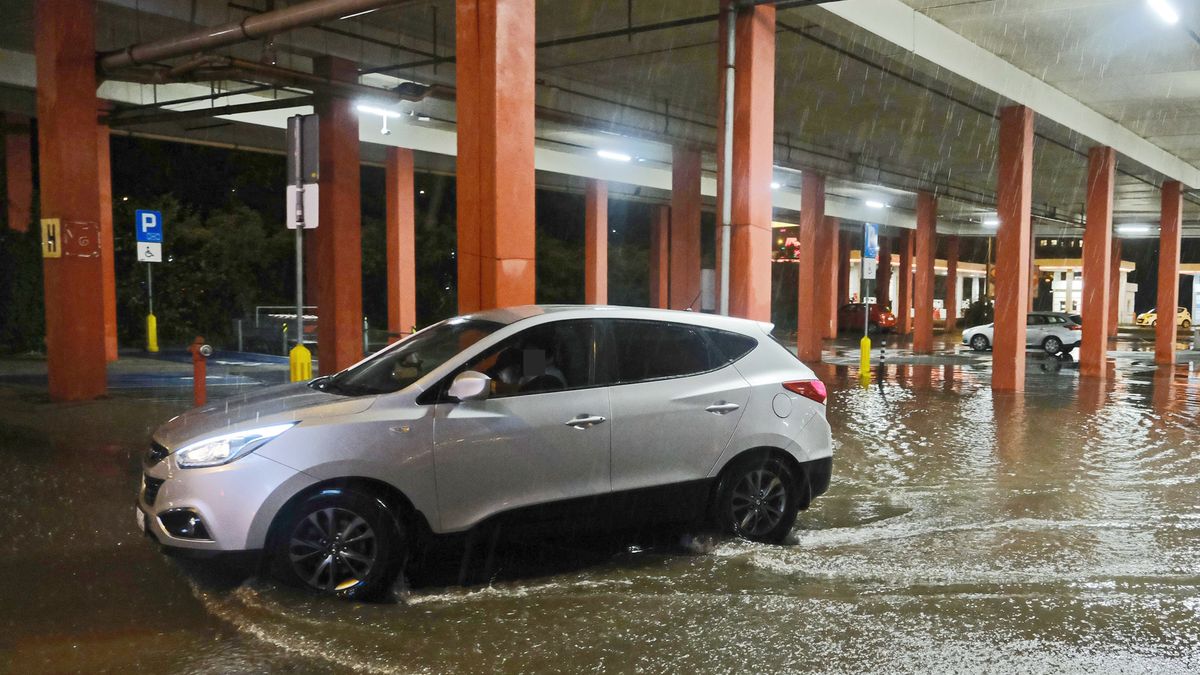 Auto może zostać zalane nie tylko na ulicy, ale także w budynkach. W blokach mieszkalnych lub na parkingach centrów handlowych.