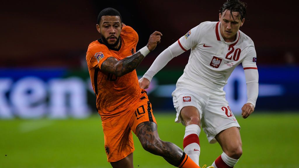 Getty Images /  Gerrit van Keulen/BSR Agency / Na zdjęciu: Memphis Depay i Piotr Zieliński