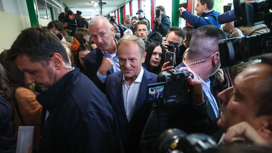 Donald Tusk
Warszawa, 15.10.2023. Wybory parlamentarne 2023. Przewodnicz�cy Platformy Obywatelskiej Donald Tusk (C) odda� g�osy w lokalu wyborczym w Szkole Podstawowej nr 310 w Warszawie, 15 bm. Trwa g�osowanie w wyborach parlamentarnych i towarzysz�cym im referendum. Do jego zako�czenia obowi�zuje cisza wyborcza i referendalna. (aldg) PAP/Leszek Szyma�ski
Leszek Szyma�ski
g�osowa�, g�osowanie, komisja wyborcza, lokal wyborczy, polityk polityka, wybory parlamentarne 2023, KO, Koalicja Obywatelska, Platforma Obywatelska, PO, SOP, referendum og�lnokrajowe