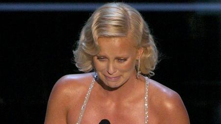 Charlize Theron z Oscarem za rolę w ''Monster''