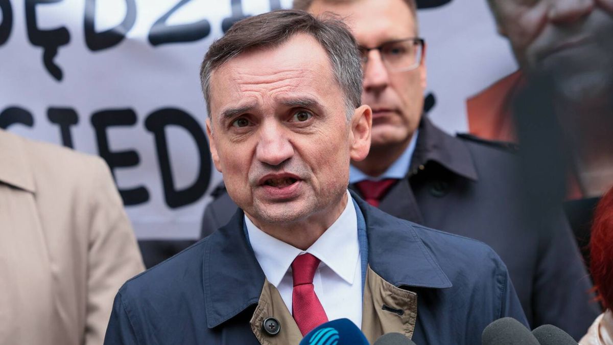 Zbigniew Ziobro przemówił z Budapesztu. Twierdzi, że miał wracać