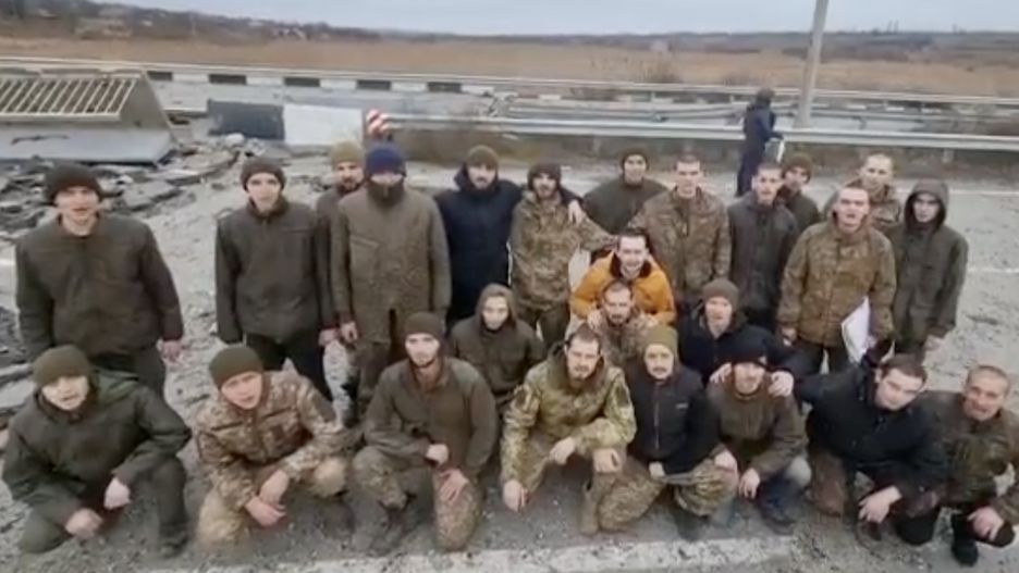 Zmiana na froncie wojny w Ukrainie. Analitycy raportują, że w ostatnich dniach dochodzi do częstych wymian jeńców po obu stronach