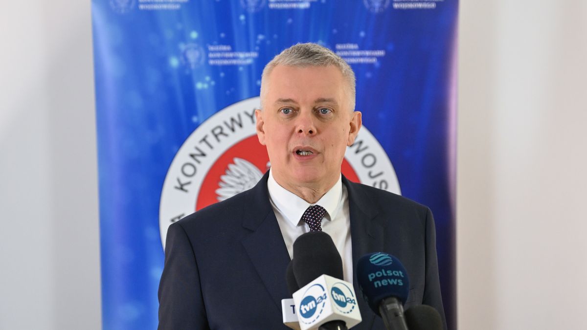 Wrocław, 20.01.2025. Szef MSWiA Tomasz Siemoniak na konferencji prasowej w 4. Regionalnej Bazie Logistycznej we Wrocławiu, 20 bm. Minister Tomasz Siemoniak kontynuuje wizytę na Dolnym Śląsku. (aldg) PAP/Maciej Kulczyński