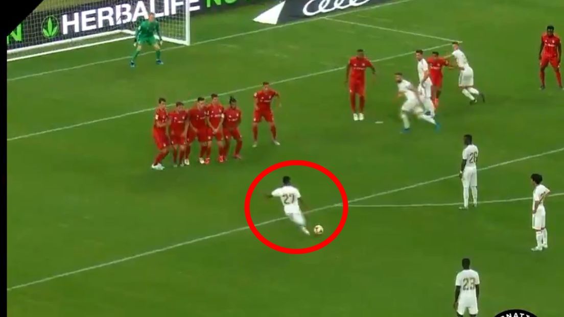 Moment uderzenia Rodrygo Goesa w meczu International Champions Cup Bayern Monachium - Real Madryt