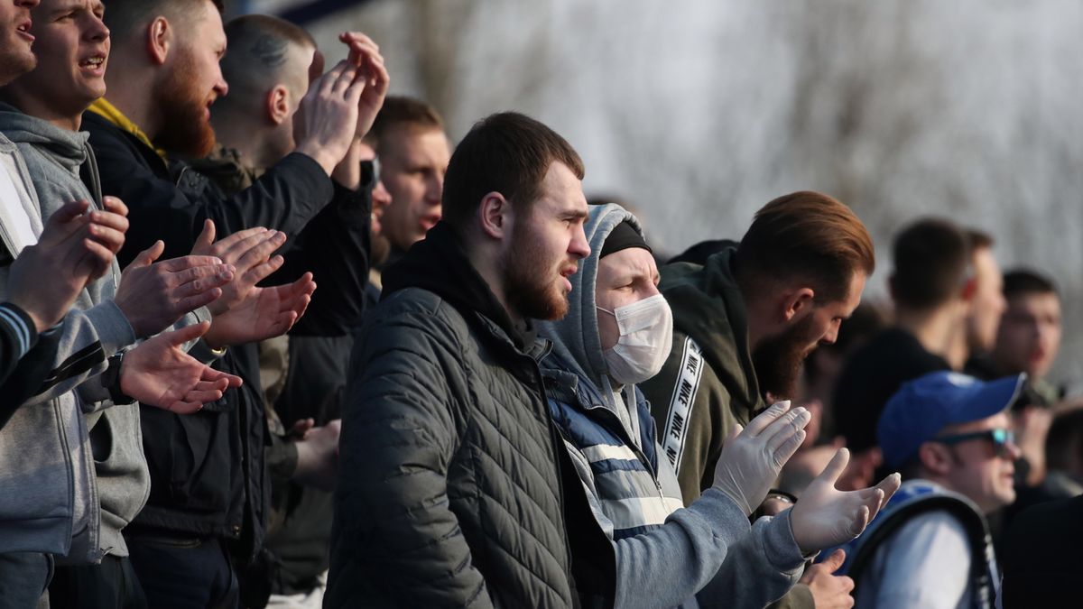 PAP/EPA / TATYANA ZENKOVICH / Na zdjęciu: kibice piłkarscy na Białorusi