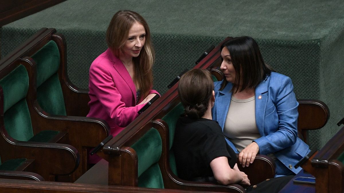 Warszawa, 25.07.2024. Minister rodziny, pracy i polityki społecznej Agnieszka Dziemianowicz-Bąk (L), minister ds. polityki senioralnej Marzena Okła-Drewnowicz (C) oraz wicemarszałek Sejmu Monika Wielichowska (P) na sali obrad Sejmu w trzecim dniu posiedzenia izby w Warszawie, 25 bm. Posłowie zajmują się m.in. obywatelskim projektem ustawy o zmianie ustawy o emeryturach i rentach z Funduszu Ubezpieczeń Społecznych oraz niektórych innych ustaw w celu wprowadzenia renty wdowiej. (jm) PAP/Marcin Obara