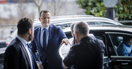 Niemcy. Pracodawca męża Jensa Spahna sprzedał ministerstwu maseczki