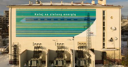 Kolej na zieloną energię – nowy mural na podstacji Warszawa Zachodnia od PGE Energ