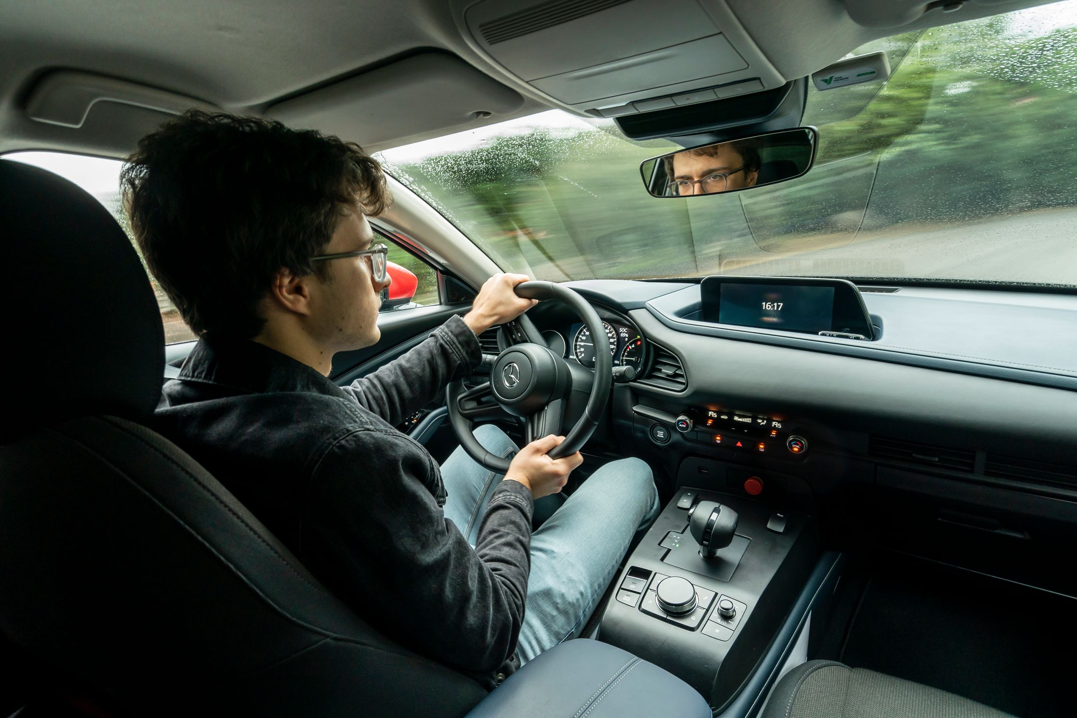 Mazda MX-30 prowadzi się znacznie lepiej niż inne elektryki za podobne pieniądze