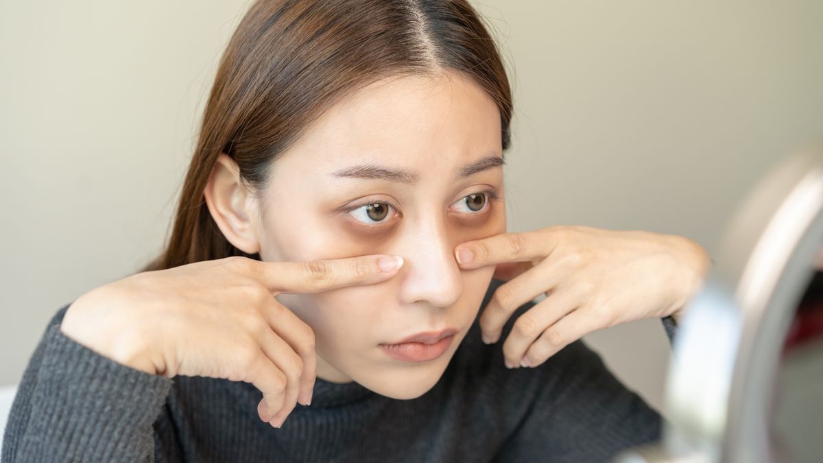 Bezsenność sprawia, że wokół oczu pojawiają się worki i cienie