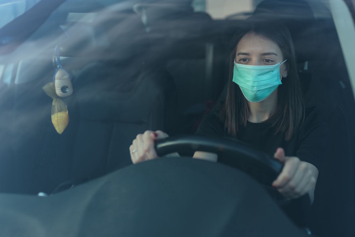 Koronawirus w Polsce. Kiedy trzeba nosić maseczkę ochronną we własnym samochodzie?