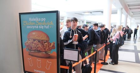 Tłumy wewnątrz Lublin Plaza. Kolejka do Popeyes liczy już blisko 100 osób [ZDJĘCIA]
