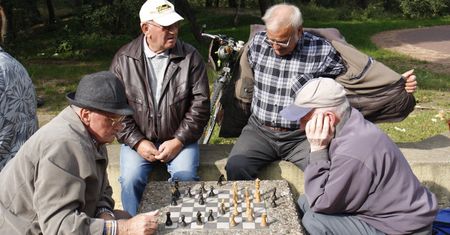 Wakacyjne szachy wróciły do Parku Ludowego. Bezpłatne spotkania i lipcowe turnieje w Lublinie
