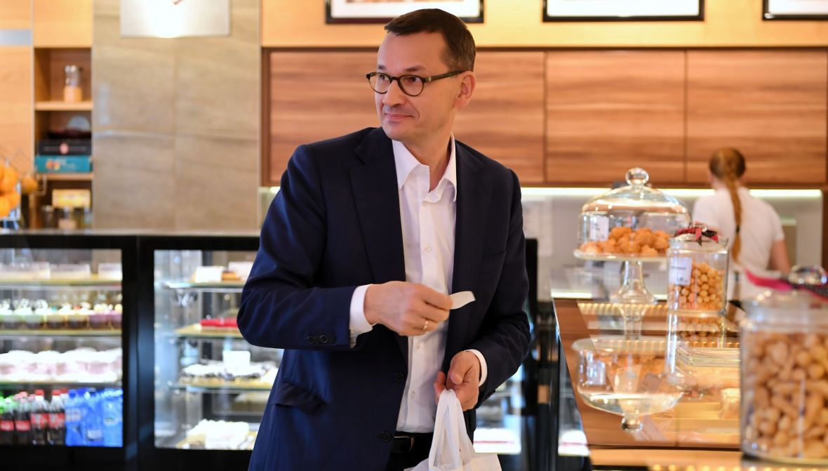 Premier Morawiecki na zakupach w katowickiej ciastkarni, wrzesień 2019 roku. W tamtym czasie deklarował: "Inflacja jest jak najbardziej w 'ryzach', ale nie chciałbym tego problemu stracić z oczu; Polska ma być krajem coraz bardziej rosnących płac, to jest podstawa naszej polityki 