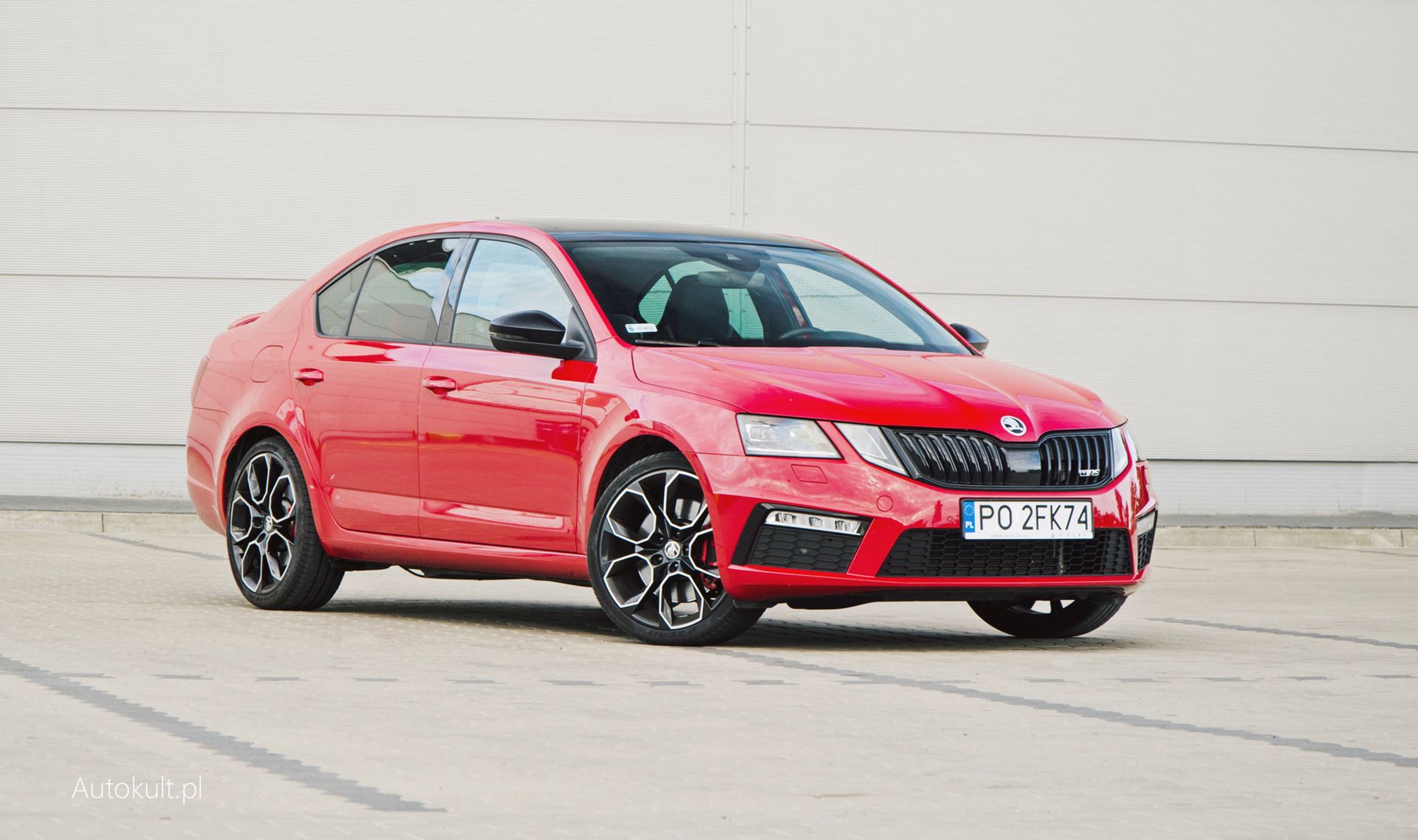 Škoda Octavia po liftingu ma kontrowersyjną urodę, do której trzeba się przyzwyczaić. W modelu RS znacznie o to łatwiej.