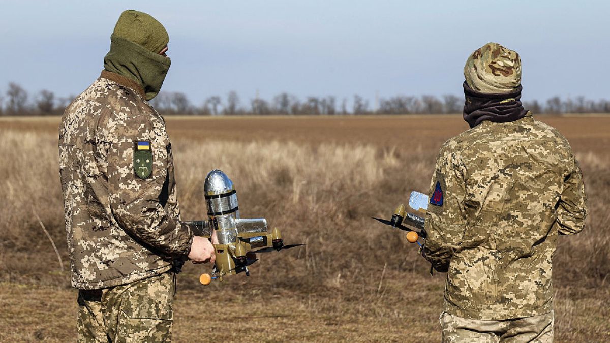 Żołnierze z grupy „Chanter” trzymający drony; zdj. poglądowe