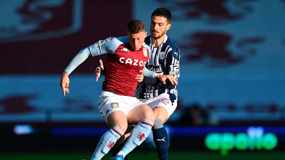 PAP/EPA / Shaun Botterill / Na zdjęciu: Ross Barkley i Okay Yokuslu walczą o piłkę