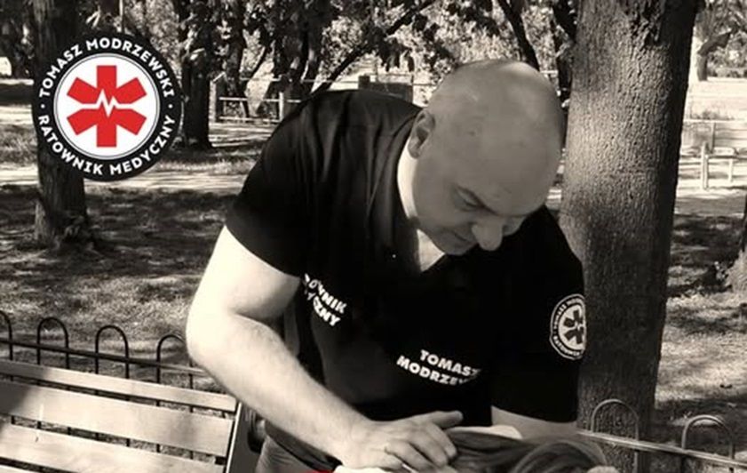 Ratownik wyjaśnia, jaką postawę przyjąć podczas udzielania pierwszej pomocy przy zakrztuszeniu