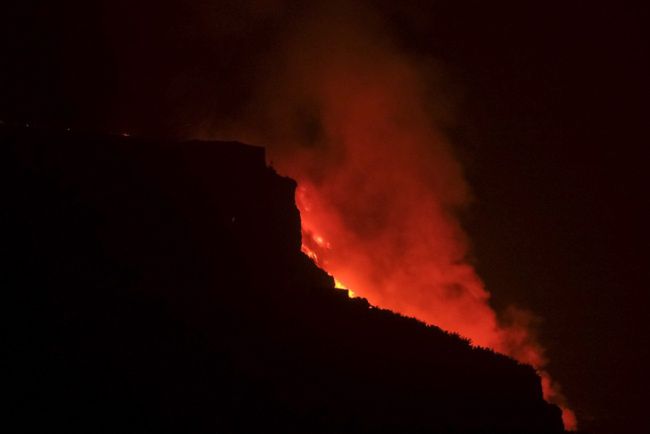 Lawa z wulkanu Cumbre Vieja dotarła do wybrzeża w Tazacorte