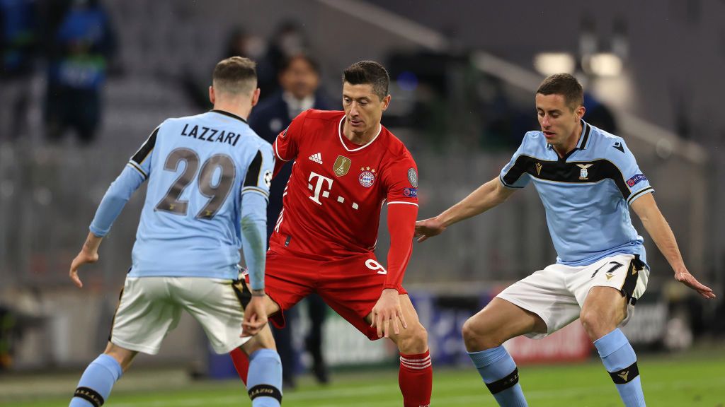 Zdjęcie okładkowe artykułu: Getty Images / Alexander Hassenstein / Na zdjęciu: Robert Lewandowski (w środku) walczy o piłkę