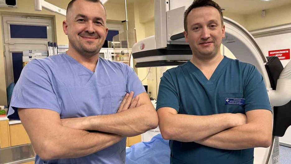Michał Tarnowski i Mateusz Wiśniowski, członkowie zespołu lekarskiego, który przeprowadził nowatorski zabieg (fot. Szpital Specjalistyczny Ducha Świętego w Sandomierzu)