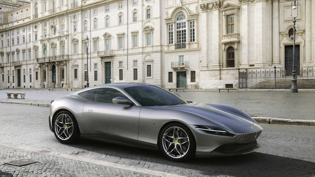Ferrari Roma to najmniejszy model włoskiej marki, który zaskakuje wyglądem i mocą