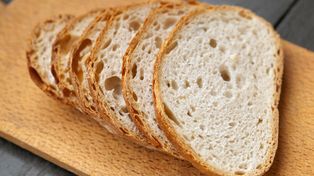 Najlepszy sposób na przechowywanie chleba. Długo zachowa świeżość i będzie mięciutki