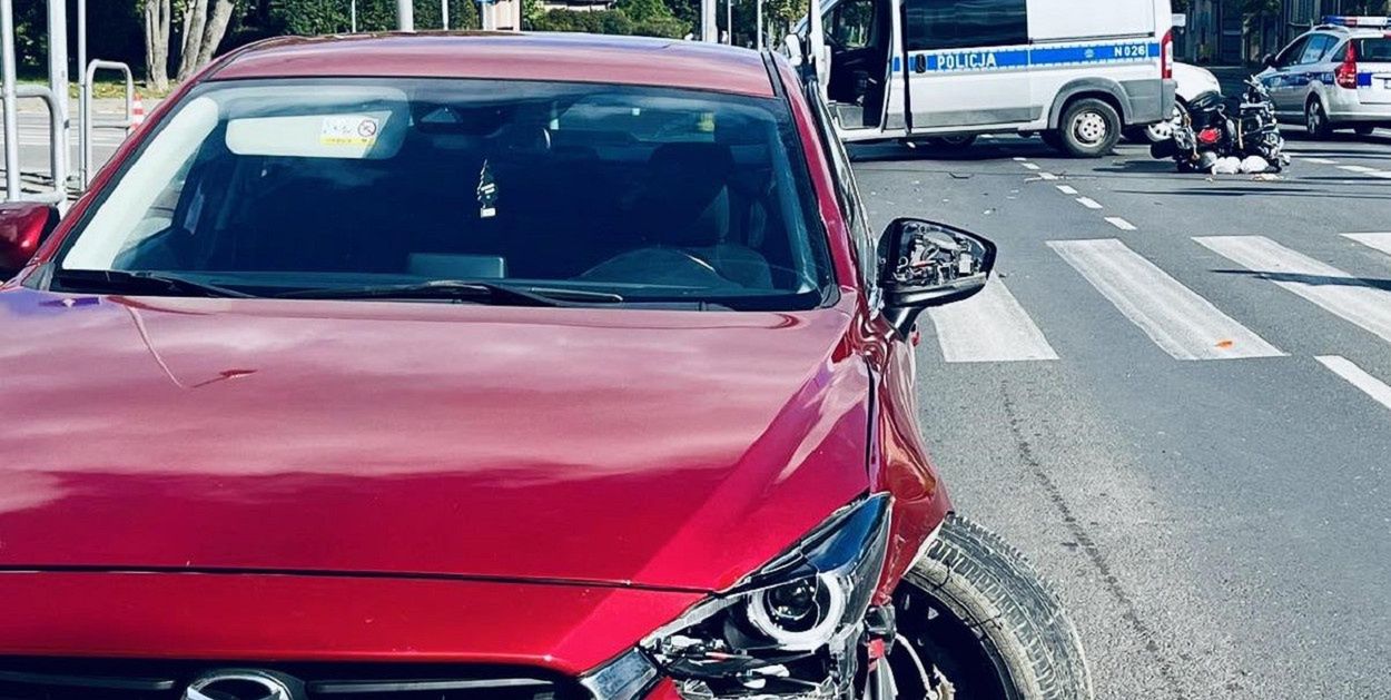 Słupsk: Osobówka uderzyła w motocyklistę. 49-latek trafił do szpitala